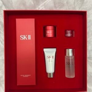 💹210✍️明通版本
新款sk神仙水一拖四爱心套盒.包含：新款神仙水230ml+洗面奶20ml+大红瓶面霜15ml+大红瓶眼霜2.5ml+神仙水30ml.配手提袋.产品都是明通版.可冲正.独家货源.