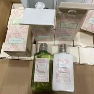 💹40✍️明通版本/盒装
欧舒丹青提恋桃身体乳250ml-沐浴露250ml，对版膏体，背面有凹凸颗粒感，可配中文标
