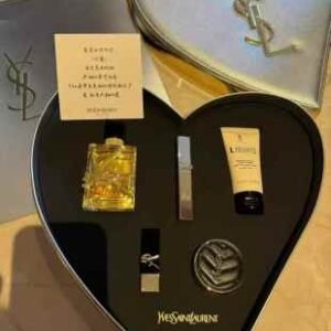 💹260✍️明通版本
圣罗兰2024七夕限定金银对撞珍藏明星彩妆礼盒，套装内含：
自由水50ml+金银条77/1966
身体乳50ml+1971+皮革气垫b20  
配中文标礼袋 现货