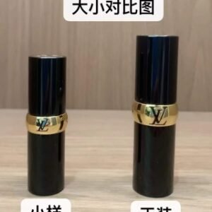 💹38✍️明通版本
LV黑管口红1.5g小样
LV白管润唇膏1.2g小样
LV黑管口红1.5g小样,现货色号:缎光108-缎光201-哑光203-哑光605-哑光854-缎光896
LV白管润唇膏1.2g小样,现货色号:010-020-030-051
正装缩小版,全铝管身,带磁吸
膏体对色对味,带logo
打盒20支,配中文标
打码:5K01A1