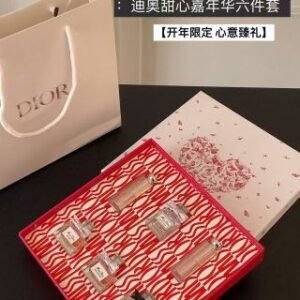 💹70✍️专柜版本
迪奥甜心嘉年华六件套
【开年限定[庆祝]心意臻礼】
套装内含：
花漾淡香水5ML
馥郁香精5ML
甜心浓香5ML
甜心香精5ML
迪奥润唇膏001号色+012号色