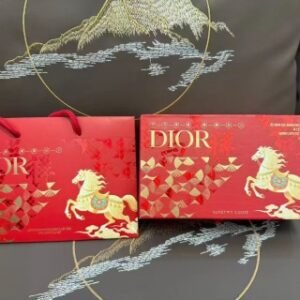 💹65✍️专柜版本
迪奥金马呈祥蓝金口红五件套
🔜 一比一质量❗新品26款迪奥马年蓝金版口红	
小样五件套实拍现货!配中文标，配礼袋，配贺卡!
【金马呈祥】
迪奥2026马年新年蓝金口红小样五件套
1.5g*5铝管内含色号999丝绒+720丝绒+188丝绒+288丝绒+888丝绒
最新打码：6A08A8
件48套