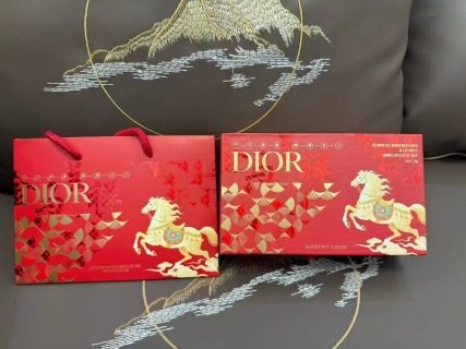💹65✍️专柜版本
迪奥金马呈祥蓝金口红五件套
🔜 一比一质量❗新品26款迪奥马年蓝金版口红
小样五件套实拍现货!配中文标,配礼袋,配贺卡!
【金马呈祥】
迪奥2026马年新年蓝金口红小样五件套
1.5g*5铝管内含色号999丝绒+720丝绒+188丝绒+288丝绒+888丝绒
最新打码:6A08A8
件48套
