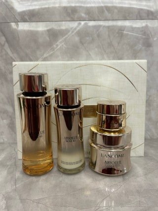 💹290✍️明通版本
兰蔻菁纯四件套明通版!内含:箐纯水150ml+箐纯乳液100ml+箐纯眼霜20ml+箐纯面霜60ml轻盈型。