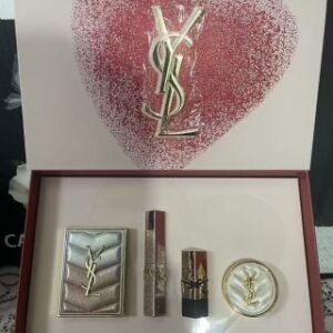 💹200✍️专柜版本/粉星辰眼影款
圣罗兰粉色星辰双向选择四件套眼影版！内含：粉星辰眼影126-粉星辰1988，方管口红Rm1.3g，粉皮革气垫B10#5g。