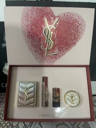 💹200✍️专柜版本/粉星辰眼影款
圣罗兰粉色星辰双向选择四件套眼影版!内含:粉星辰眼影126-粉星辰1988,方管口红Rm1.3g,粉皮革气垫B10#5g。