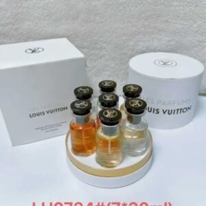 💹85✍️普通版本
LV七龙珠香水中样30ml七件套！内含：30ml*7带喷头。味道：
30ml风中玫瑰(RosedesVents)
30ml星情(EtoileFilante)
30ml动心(CeurBattant)
30ml追梦(Attrape-Rêves)
30ml暗涌(MatièreNoire)
30ml破晓(LeJourSeLève)
30ml逸时(HeuresdAbsence)