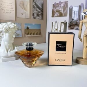 💹50✍️专柜版本
兰蔻璀璨（珍爱）100ml
Lancome Trésor, 1990
品牌：兰蔻
调香师：Sophia Grojs.
属性：女香
香调：花香东方调
前调：桃子玫瑰杏树花紫丁香菠萝铃兰香柠檬
中调：玫瑰鸢尾花天芥菜茉莉
后调：桃子杏香草檀香木琥珀麝香