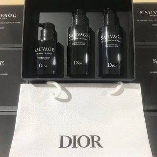 💹105✍️专柜版本
迪奥旷野男士御尊三件套26版 洗面奶按压版125ml 爽肤水100ml 精华50ml 独家私模 细节全对版 味道对香 市面最高版本 非流通普货 正品质量直供 支持对比 配礼袋+中文标 打12 件24