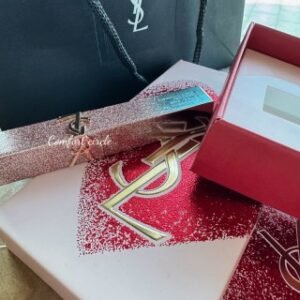 💹42✍️专柜版本/礼盒装
圣罗兰粉色星辰口红/礼盒装 ➡️配礼袋❗️下单备注:2️⃣色:1936#烟装粉-1988#红棕色。圣罗兰粉色星辰口红限定款