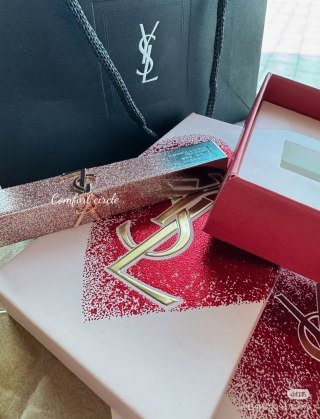 💹42✍️专柜版本/礼盒装
圣罗兰粉色星辰口红/礼盒装 ➡️配礼袋❗️下单备注:2️⃣色:1936#烟装粉-1988#红棕色。圣罗兰粉色星辰口红限定款