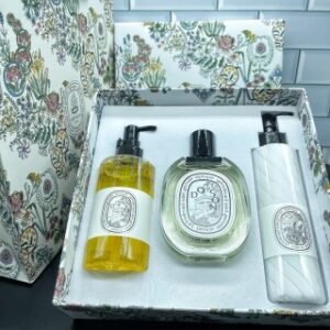 💹105✍️专柜版本
蒂普提克全身香氛三件套 杜桑沐浴油200ml 杜桑香水100ml 玫瑰之水身体乳200ml 配礼袋+中文标 打12 件24