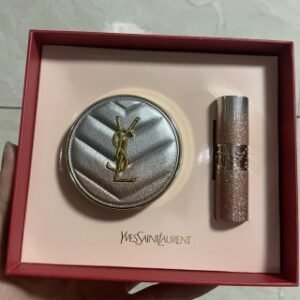 💹90✍️专柜版本
圣罗兰粉星辰圆管口红气垫两件套 ➡️配礼袋✔️YSL圣罗兰2026情人节限定礼盒!色号任意搭配⚠️没备注随机发热卖色
YSL 粉星辰气垫👉B10#-B20#
YSL 粉星辰圆管口红👉44B