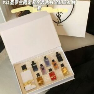 💹110✍️专柜版本
YSL圣罗兰限定奢金香水白金礼盒九件套🔜
纵情盛夏90ML,高定灵感之墨7ML,高定衬衣7ML,自由莓果碎7ML,自由之水7ML,自由之水浓情版7ML,先锋冰透古龙水7ML,先锋浓香7ML,先锋香精版7ML