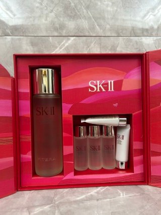 💹220✍️明通版本
最新版skll神仙水情人节限量礼盒.包含:新款神仙水230ml+洗面奶20g×2+神仙水30ml×3.配手提袋.官网同步.产品都是明通版.正装和小样同膏体.可冲正!独家货源.不出市场.代理放心卖!