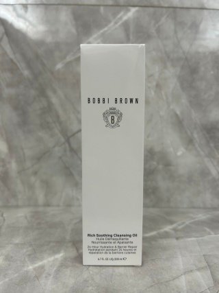 💹40✍️专柜版本
芭比布朗黄金油200ml❗️🔜芭比波朗首款黄金双层卸妆油,黄金分层设计,实现毛孔净澈抛光。黄金上层是五重精油;粉金下层是高浓度锁水保湿精华。一摇激活, 触肤升温瞬间乳化,实现毛孔净澈。黄金油富含珍稀红花籽油,修护并强韧肌肤屏障同时稳定肌肤状态。另外,白池花籽油、山茶花籽油、茉莉花蜡三重精油协同速溶彩妆与防晒。香调上采用大师级香氛,激活感官,带来SPA级奢愈体验。