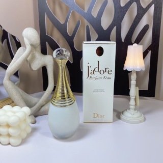💹48✍️专柜版本
迪奥真我纯香纯白香水100ml🔜Dior迪奥新品真我纯真香水纯白香颂无酒精100ml
花香调
沙巴茉莉芬芳带着暖阳气息
邂逅中国木兰丝柔芬芳
伴随清新闪耀的橙花花水
以纯真灵动的芬芳演绎
挚献真我纯白香颂
