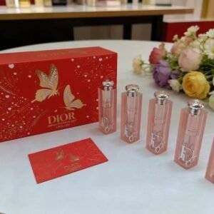 💹70✍️专柜版本
迪奥变色唇膏小样五件套 抽屉盒!内含:1.5g*5。色号:001#,004#,031#,012#,077#。