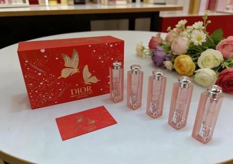 💹70✍️专柜版本
迪奥变色唇膏小样五件套 抽屉盒!内含:1.5g*5。色号:001#,004#,031#,012#,077#。