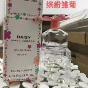 💹18✍️专柜版本/Q版
Q版 马克雏菊香水小样4ml,味道:缤纷雏菊,彩虹雏菊,经典雏菊(黄色雏菊),清甜雏菊(粉雏菊)。
