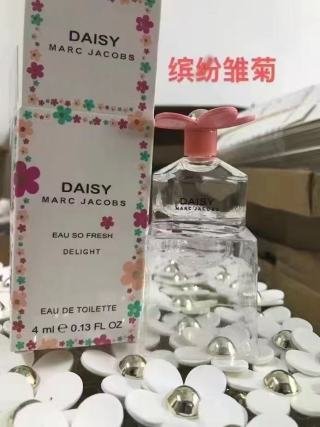 💹18✍️专柜版本/Q版
Q版 马克雏菊香水小样4ml,味道:缤纷雏菊,彩虹雏菊,经典雏菊(黄色雏菊),清甜雏菊(粉雏菊)。