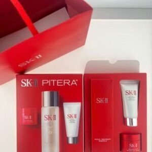 💹60✍️明通版本
最新本土版 SK 青春护肤经典三件套，内含：
75ml护肤精华露×1，
15g肌底赋能焕颜精华霜（轻盈型）×1，
20g温和护肤洁面霜×1，
膏体味道肤感对原版，对版打码格式，件24套 ，配中文标 ，配礼袋，最新批次5358211800。