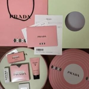 PRADA普拉达26款限唱片定明星彩妆礼盒/四件套,内含:我本莫测50ml-银管口红B101/U001/B107口红小样1.3g-尼龙气垫LN10 5g-我本莫测身体乳50ml
配礼袋,中文标