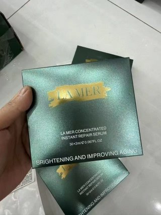 💹45✍️专柜版本
13166海蓝之谜新品浓缩次抛精华30支装!这个就不用多说了,大促时候都能卖空的精华。医用级重组胶原直接修补皮肤城墙,过敏期全脸打底+脱皮区重点厚涂,3天逆袭水煮蛋脸 褪红脱屑一键删除。这是我全年都在用的精华,过敏期间用来打底特别安心。