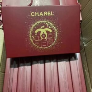 💹105✍️专柜版本/新春红盒
可配礼袋+中文标✔️香奈儿巴黎全身香氛四件套26新年版！内含：身体乳200ml，沐浴露200ml，白色鹅蛋护手霜轻盈型50ml，山茶花润唇膏10g。