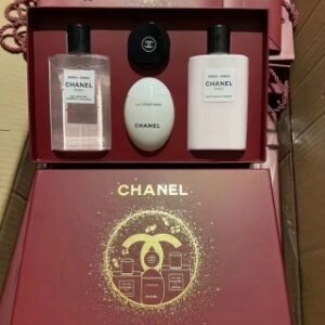 💹100✍️专柜版本/新春红盒
香奈儿巴黎全身香氛四件套红盒 身体乳200ml 沐浴露200ml 白色鹅蛋护手霜轻盈型50ml 山茶花润唇膏10g 配礼袋+中文标 件24