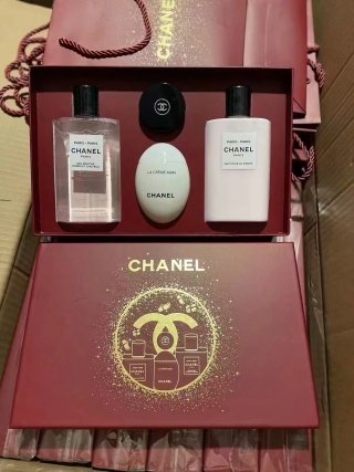 💹100✍️专柜版本/新春红盒
香奈儿巴黎全身香氛四件套红盒 身体乳200ml 沐浴露200ml 白色鹅蛋护手霜轻盈型50ml 山茶花润唇膏10g 配礼袋+中文标 件24