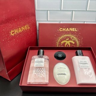 💹100✍️专柜版本
香奈儿巴黎全身香氛四件套红盒 身体乳200ml 沐浴露200ml 白色鹅蛋护手霜轻盈型50ml 山茶花润唇膏10g 配礼袋+中文标 件24
