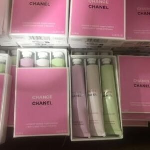 💹40✍️专柜版本
香奈儿邂逅护手霜三件套 20ml*3 粉色 绿色 紫色 配礼袋+中文标 打24 件96