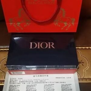 💹45✍️专柜版本
迪奥蓝金口红小样骏马四件套!内含:1.5g*4。色号:720丝绒,772丝绒,888丝,.999丝绒。