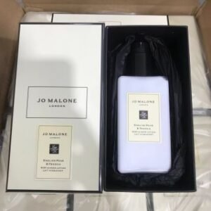 💹45✍️专柜版本
祖马龙身体乳250ml ，味道：英国梨，蓝风铃，海盐，青柠。
祖马龙沐浴露250ml，味道：英国梨，蓝风铃，海盐，青柠。