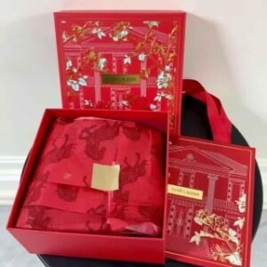 💹200✍️专柜版本
雅诗兰黛520臻爱六件套！
15ml智妍面霜*3（清爽）
批次B95，日期202809
50ml马年限定特润精华
批次D95，日期202809
15ml马年限定抗蓝光眼霜
批次A65，日期202806
100ml樱花水
批次A26，日期202802
