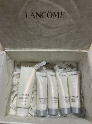 💹110✍️明通版本
兰蔻 极光洗面奶一拖四/1+4礼盒,内含:极光洗面奶125ml+极光洗面奶小样50ml×4,配袋子,可配中文标。
