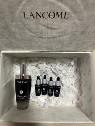 💹125✍️明通版本
兰蔻 超修肌底液一拖四/1+4超值礼盒装,内含:超修肌底液100ml+肌底液小样7ml×4。配袋子,可配中文标。