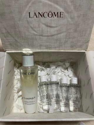 💹125✍️明通版本
兰蔻 极光水一拖四/1+4超值礼盒装,内含:极光水150ml+极光水小样50ml×4,配礼袋,可配中文标。