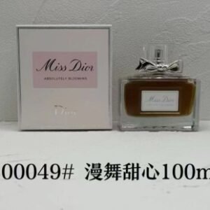 💹50✍️专柜版本
0049迪奥漫舞甜心小姐香水100ml🔜新款Dior迪奥漫舞甜心小姐/曼舞花漾甜心女士香水浓香水EDP💥经典的方形瓶身上，蝴蝶结和千鸟格是依然不变的元素，焕然一新的粉红色调，透出精致女性气质，营造恰到好处的幸福感。从迎面而来的新鲜前调，转入散播优雅女人味的中调，进而走向温和深情的基调。香味渐次细腻、丰富，萦绕不去，引你步入一片芳香袅袅的诗意花园。它是一种对幸福全新的承诺 演绎独蕴东方韵味的女性气质💢