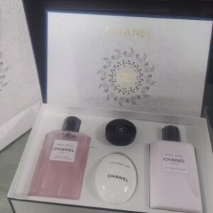 💹100✍️专柜版本
香奈儿巴黎全身香氛四件套三代 身体乳200ml 沐浴露200ml 白色鹅蛋护手霜轻盈型50ml 山茶花润唇膏10g 配礼袋+中文标 件24