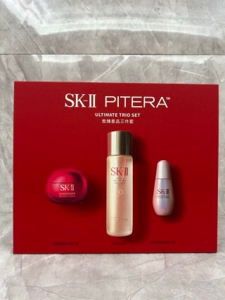 💹240✍️明通版本
新品SK致臻星品三件套.内含:新款大红瓶面霜80ml+新款神仙水230ml+新款小灯泡精华50ml.可配中文标.需要下单备注!(注意:和单品不同厂,不同质量)