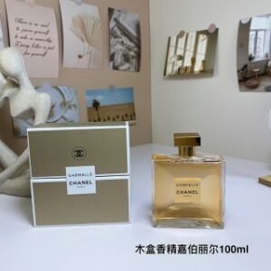 💹50✍️专柜版本/35ml
💹55✍️专柜版本/100ml
香奈儿嘉柏丽尔香精版礼盒款35ml
香奈儿嘉柏丽尔香精版礼盒款100ml