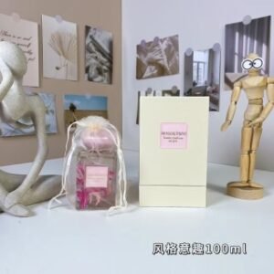 💹75✍️专柜版本
阿玛尼贵族时装风格意趣限量版100ml
阿玛尼高定私藏系列-
Giorgio Armani Haute Couture en Jeu, 2024
品牌:阿玛尼
调香师:Nicolas Bonneville
属性:中性香
香调:花香东方调
前调:香柠檬罗勒
中调:玫瑰天竺葵鸢尾花
后调:琥珀黄葵麝香雪松
