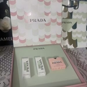💹200✍️专柜版本
没有大货的，急单不要报✔️
普拉达明星三件套口红版！内含：B107-U001-我本莫测香水小样7ml。

普拉达尼龙气垫三件套！内含：尼龙气垫LC5-我本莫测香水，小样7ml-口红小样1.3g。