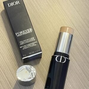 118
Dior迪奥锁妆粉底棒|打造立体妆容
全新#迪奥锁妆粉底棒 柔焦修饰,24H锁妆沁润²。轻盈柔滑质地,细腻贴肤,24H肤感舒悦³。快速完妆、精准遮瑕、随行补妆,一支多用,解锁全新上妆体验。
搭配全新#迪奥锁妆修容棒⁴,随心涂抹,打造自然修容妆效。分区塑形,轻松打造立体妆容。#迪奥粉底